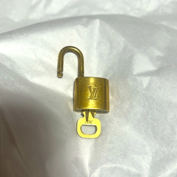 Louis Vuitton lock and key #307 🚨Host Pick🚨 - Picture 5 of 5